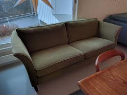 Reglene kan i sin helhet leses her. Sofaen Ble Kjopt Pa Skeidar Alnabru Senter I 2012 For 24000 Kr Stoffet Er Svaert Slitesterkt I I Mose Retro Ullmiks Fyllet I Puter Og Ramme Gir Sofaen En Stra
