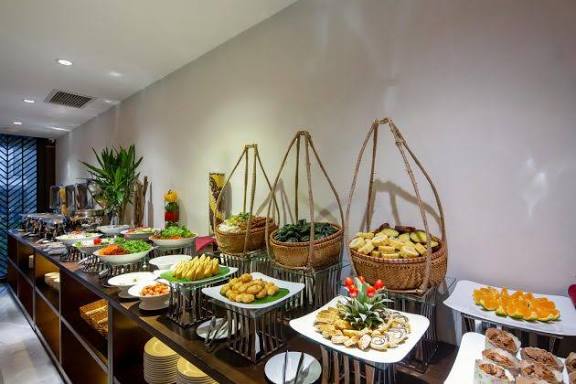 Nhà hàng và khu vực bar mang đến lựa chọn dùng bữa, thưởng thức đồ uống ngay trong khách sạn.