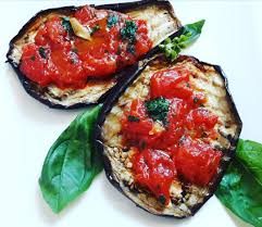 Tagliate le melanzane a fette di 1,5 cm, mettetele a bagno in acqua e aceto per pochi minuti, aggiungete il sale grosso e lasciate sgocciolare per 10 minuti. Melanzane Grigliate Con Pomodoro Aglio Prezzemolo Gabriella Gasparini