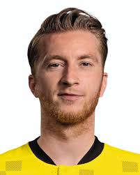 HALF-TIME: Beşiktaş and Sevilla FC are flying. #UCL LIVE ➡️  http://uefa.com/uefachampionsleague