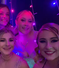 A little late to post formal photos (saying it was 2022) but I forgot  🤷‍♀️😂🤍