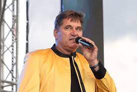 We wtorek świerzyński zrezygnował z członkostwa w psl w proteście przeciwko dołączeniu przez ludowców do koalicji europejskiej. Wokalisci Disco Polo Komentuja Slowa Slawomira Swierzynskiego Z Bayer Full Przepraszam Wstyd