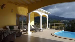 Une Villa Luxe A Malendure Face A La Reserve Cousteau Guadeloupe Pour 8 Personnes De Grands Espaces Une Merveilleuse Piscine Location Villa Piscine