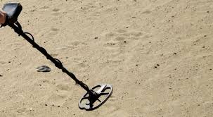 Many may be attracted to detectors that cost less than $100, and they think they'll get a good buy into getting started into the hobby. Choosing The Best Metal Detector For The Beach Finding Metals