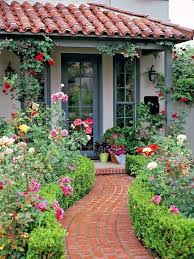 16 Mediterranean Style Homes With Global Inspired Beauty Vorgarten Landschaftsbau Haus Und Garten Vorgarten