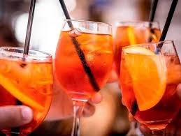 Come fare l'aperol spritz in 1 minuto1/3 parti di prosecco1/3 parti di aperoluno spruzzo di seltz/sodamezza fettina di aranciapuoi seguirci su tutti i. Effetto Spritz Cosi Il Boom Del Cocktail Ha Fatto Crescere Le Aziende Italiane Chi Ci Ha Guadagnato Video Corriere It