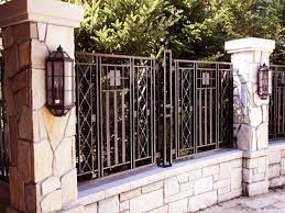 Sejak awal, dimulai dari bentuk atap rumah 2 lantai model klasik berjoglo runcing dipadukan dengan polesan model genteng variasi dengan penampilan yang modern, akan membuat rumah minimalis terkesan tak kuno dan terbaru. Pagar Rumah Klasik Desain Pagar Rumah Yang Mewah Dan Berkelas Interiordesign Id