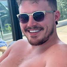 Crashing along this morning enjoying the sun ☀️ 😎 Pulled out into fast  moving traffic. Quick 1,2,3 up the gearbox and 3 doesn't want to let go!!  Stuck firmly in gear?? Linkage?