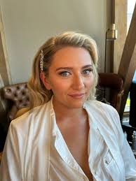 Looking for a hair style inspo similar to a scraped back bun look as my  wedding is in the summer ☀️