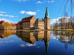 Auf dem weg durch den tiergarten passiere ich ein einige zugefrorene fischteiche und komme auch an der wellbrockquelle vorbei, die mit zwei zuläufen die issel bildet. Spaziergang Rund Um Schloss Raesfeld Niederrheinblond De