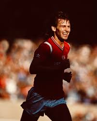 That robbo tackled like nemanja vidic; Manchester United On Twitter My Role Model Was Bryan Robson His Tackling Goalscoring And Box To Box Presence Were Proof That You Could Be A Great Player Without Doing Tricks Roy Keane