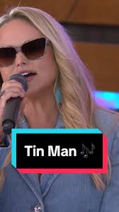 Miranda Lambert and Kelly Clarkson Duet 'Tin Man' in this Country  Performance