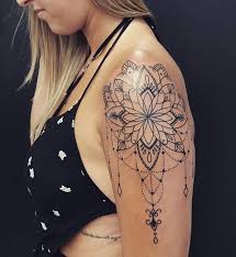 Mandala Tatuagem Do Ombro Mandala Tatuagem Feminina Braco Tatuagem Mandala O formato do mandala é mais adequado para áreas planas como as costas, coxas, região lombar, braço e punho. mandala tatuagem do ombro mandala