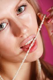 Hình nền : Venice Lei, Hoa, trang điểm, đàn bà, đối mặt, Nhìn vào người  xem, son môi, Brunette, Mắt xanh, mỉm cười, tóc ngắn, mô hình, Môi khô, Tạp  chí MetArt