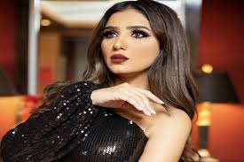 وظهر السقا في الصورة الجديدة وهو يقوم بترويض أحد الخيول، ويقف بجوار الفرس بينما يجلس بشكل ملفت على الأرض، ليظهر التدريبات التي يخضع لها من قبل. Ø¨Ø¹Ø¯ ØªØ¹Ø§ÙˆÙ†Ù‡Ø§ Ø§Ù„Ø¬Ø¯ÙŠØ¯ Ù…Ø¹ Ø²ÙˆØ¬Ù‡Ø§ Ù…Ø­Ù…Ø¯ Ø³Ø§Ù…ÙŠ Ø£Ø¨Ø±Ø² Ù…Ø­Ø·Ø§Øª Ù…ÙŠ Ø¹Ù…Ø± Ø¨Ø¯Ø£Øª Ø¨Ø§Ù„Ø¥Ù†ØªØ§Ø¬ ÙˆØ§Ù„Ø¥Ø®Ø±Ø§Ø¬ Ø£Ù‡Ù„ Ù…ØµØ±