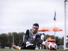 Pedro Emanuel aponta o que Léo Jardim precisa melhorar no Vasco