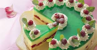 Waldmeister Sekt Torte Mit Himbeeren Und Sahnetupf Rezept Kuchen Und Torten Rezepte Kuchen Und Torten Kuchen Ideen