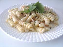 1 noce di burro 1 confezione di panna 1 pezzo di cipolla sale 1 bicchierino di brandy. Fusilli Bucati Al Salmone E Rucola Imprastando