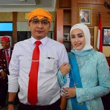 Sobat juga bisa langsung melihat kunci gitar ungu di blog ini. 10 Potret Adelia Ketika Dampingi Pasha Ungu Wakil Wali Kota Palu