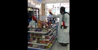 Cara mencari nama karyawan indomaret. Disumbang Cuma 1000 Pria Berjubah Ini Marahi Karyawan Indomaret
