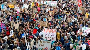 Polizei verordnet den demonstranten maskenpflicht. Fridaysforfuture Founder Addresses Berlin Climate Strikers Germany News And In Depth Reporting From Berlin And Beyond Dw 29 03 2019