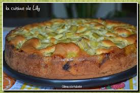 Un Delicieux Gateau Avec Quelques Tiges De Rhubarbe Avec La Meme Recette Vous Trouverez Un Gateau A L Gateau Rhubarbe Gateau Aux Groseilles Delicieux Gateaux