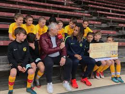 Learn all about the career and achievements of kevin mbabu at scores24.live! Bsc Young Boys On Twitter Herzliche Gratulation Kevin Mbabu Der Yb Verteidiger Ist Von Der Blick Leserschaft Zum Spieler Des Monats Februar Gewahlt Worden Und Ubergibt Der Fe 12 Symbolisch Den Siegercheck Fur Den Yb Nachwuchs Bscyb