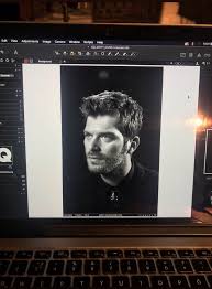 Bu ne amk laptop o kadar büyük ki her an birşey anlatacakmiş gibi duruyor. Kivanc Tatlitug Fans On Twitter Kivanctatlitug Kivanctatlitug Organizeisler2 Sazansarmali Gqmoty2018 Cover Shooting Backstage