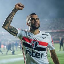 Daniel alves da silva dit dani alves, également appelé daniel au brésil, né le 6 mai 1983 à juazeiro, ville du nord de l'état de bahia au brésil, est un footballeur international brésilien (dont il est capitaine provisoirement) évoluant comme arrière droit au são paulo fc. Jogando Na Lateral Daniel Alves Pede Para Ser Escalado No Meio Campo Posso Ajudar Mais Meus Companheiros