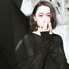 前髪なしのショートヘアスタイルで大人女性にイメージチェンジ