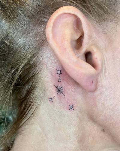 Matching behind the ear cancer constellations! I love any excuse to get the tattoo cute stars and sparkles. 💖 #behindtheeartattoo #zodiactattoo #cancerzodiactattoo #constellationtattoo #okanagantattoo #okanagantattooartist