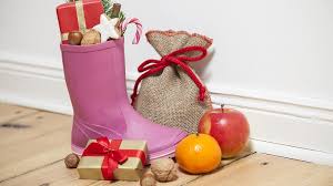 Exista multe obiceiuri de craciun, dar cele mai asteptate sunt impodobirea bradului in ajun de craciun si asteptare lui mos craciun.mos craciun vine in noaptea de 24 spre 25 decembrie, pentru ca in dimineata de 25 decembrie copii sa gaseasca sub bradul de craciun cadourile mult asteptate de la. In Seara Asta Vine Mos Nicolae Traditii Si Obiceiuri Romanesti Oradea In Direct