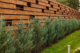 Selain itu, cocok banget untuk model rumah shabby chic atau semisalnya. 9 Desain Pagar Kayu Minimalis Yang Buat Rumah Jadi Unik