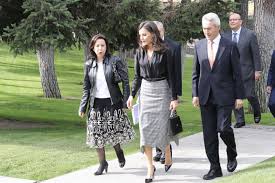 La reina recupera su falda de Massimo Dutti y le da un giro muy lady |  Grazia
