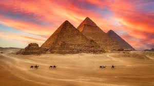 गीज़ा का महान पिरामिड कितना पुराना है और इसके अंदर कौन दफ़न था?