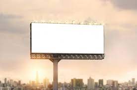 Outdoor em branco para propaganda no fundo do sol de cidade | Foto Premium
