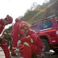 Un colectivo se desbarrancó en la madrugada del martes en bolivia, dejando un saldo de al menos 20 muertos y 17 heridos. Ftzn8xttwpgb7m