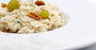 Per preparare il risotto con gorgonzola piccante e noci, per prima cosa tritate la cipolla e preparare un leggero sofritto rosolandola nel burro. Riso Con Noci Pistacchi E Gorgonzola Ristorante Tre Bruschettieri