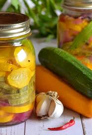 Come conservare le zucchine in agrodolce se amate i sapori a contrasto, ma delicati, le zucchine in agrodolce sono il giusto connubio. Zucchine Sott Olio Facili E Veloci Come Conservare Le Zucchine