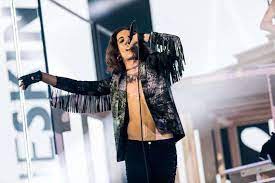 El dispositivo, que imita el funcionamiento de un páncreas normal, ya está. I Look Di Damiano E Dei Maneskin Damiano Giacca Con Frange Tendenze Moda Foto Stile Di Moda