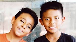 Niños que juegan con su pasión por las artes