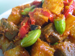 Rasa manis gurih dari bumbu olesan ayam bakar, ditambah sambal dan lalapan semakin enak. Sambal Goreng Ati Ampela Kentang Ayam