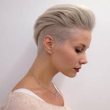 An asymmetrical stacked bob, minus the bangs that seem so common. Kratke Zrazky Pre Zeny Bocny PohÄ¾ad Najlepsie Ucesy Pre Kratke Vlasy Pre Zeny