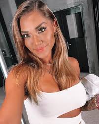 Final summer selfie of '22! Saying goodbye to this sun kissed glow and  hello to PSL and spooky treats🎃 Happy Friday y'all♡︎ #summervibes #fall  #pumpkinspicelatte #summerselfie #endofsummer #summer22 #greece #mykonos  #cavoparadiso