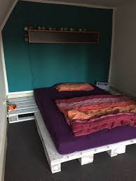 Matratze unsere mitarbeiter haben uns der aufgabe angenommen. Palettenbett Aus 4 Paletten Sowie Eine Matratze 140x200 Cm Europaletten Bett Mobel Aus Paletten Palettenbett