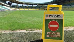 Sportive du football en direct, les résultats, les classements, les transferts de foot et les infos sur l'équipe de france de football. Fc Nantes Les Jardiniers Encore Obliges De Changer La Pelouse De La Beaujoire A Cause D Une Herbe Envahissante