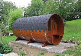 Ein Saunafass Wird Aufgebaut Fotostory Und Interview In 2020 Saunafass Fasssauna Sauna
