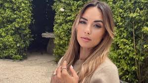 Océane el himer quitte la villa. 4vtwofbstcgo8m