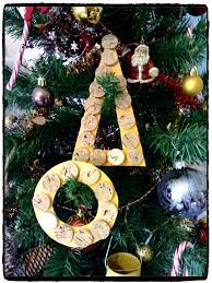 Enrouler de ficelle et faire un petit noeud pour accrocher le tout. Decoration De Noel Avec Des Bouchons De Liege