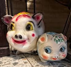 Fell in love with this cute little piggybank 😍 1970 s retro pottery 💞  found in a local thrift store. West Wales